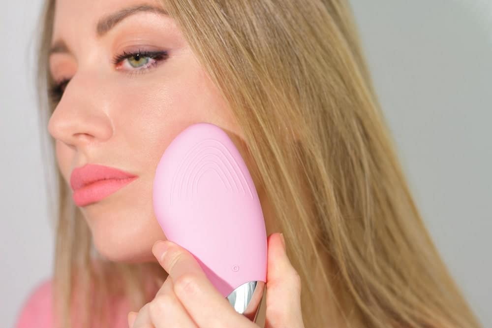 Oczyszczanie twarzy: czy warto inwestować w profesjonalne zabiegi kosmetyczne?