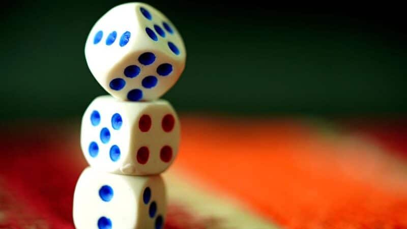 Jak organizować wieczory z grami planszowymi? Przewodnik dla każdego miłośnika wspólnych zabaw